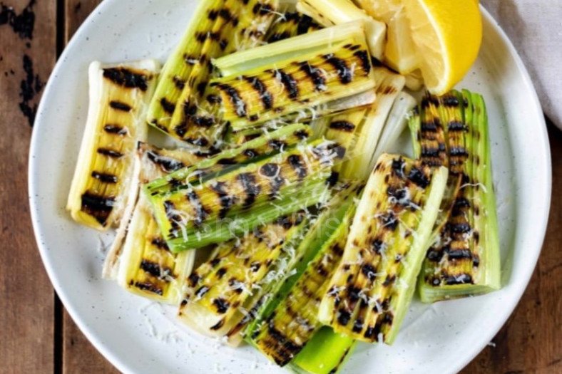 Izgara Pırasa Salatası