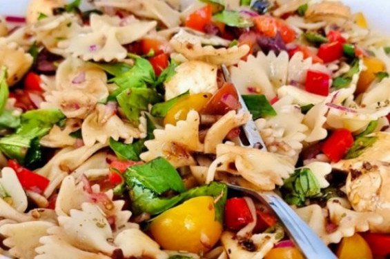 Akdeniz Usulü Sebzeli Makarna Salatası